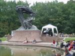 pohled na park se sochou Chopina